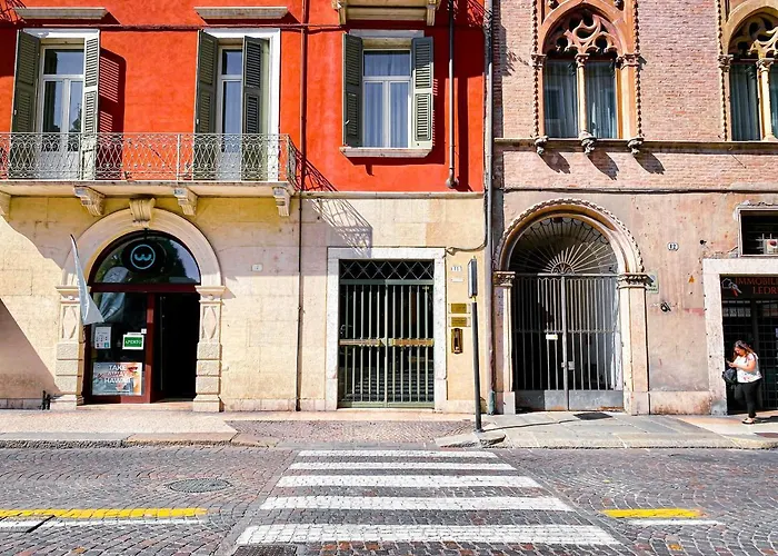Tra Piazza Erbe E Piazza Bra Raffinata Maison Гостевой дом *