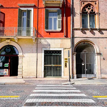 Tra Piazza Erbe E Piazza Bra Raffinata Maison ゲストハウス *